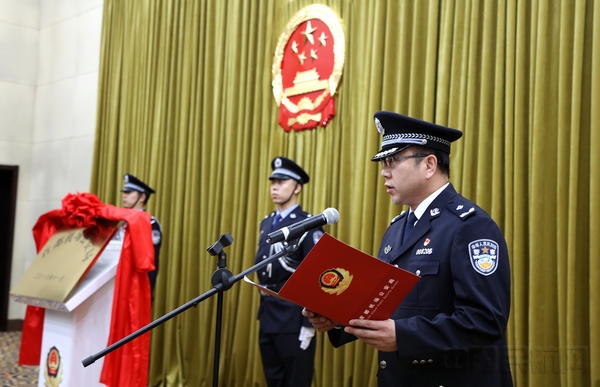 3 主持政治工作的副政委胡建辉主持仪式.jpg 3 主持政治工作的副政委胡建辉主持仪式.jpg