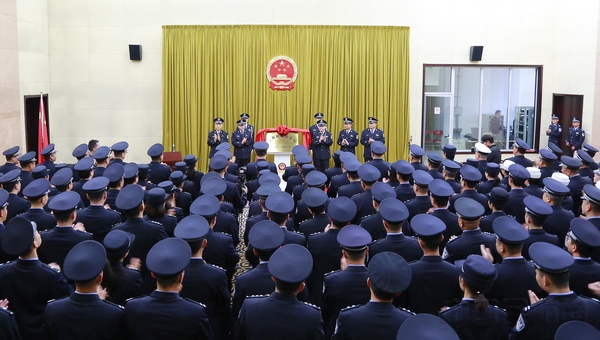 4 参加仪式的民警辅警代表鼓掌见证“首都机场公安局”揭牌时刻.jpg 4 参加仪式的民警辅警代表鼓掌见证“首都机场公安局”揭牌时刻.jpg