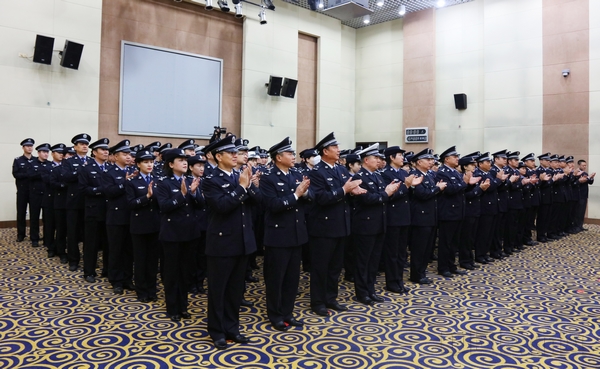 5 参加仪式的民警辅警代表鼓掌见证“首都机场公安局”揭牌时刻.jpg 5 参加仪式的民警辅警代表鼓掌见证“首都机场公安局”揭牌时刻.jpg