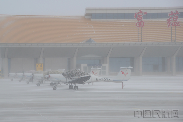 在暴风雪中停场的飞机.jpg