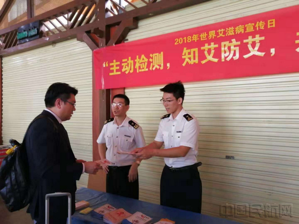 配图：海关工作人员向国际航班旅客发放宣传资料.jpg