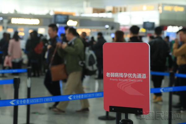 包括残疾旅客在内的“特殊旅客”抵离南京机场可无障碍顺畅飞。李晗旭 摄 (4).jpg 包括残疾旅客在内的“特殊旅客”抵离南京机场可无障碍顺畅飞。李晗旭 摄 (4).jpg