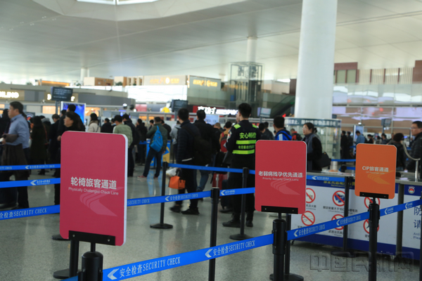 包括残疾旅客在内的“特殊旅客”抵离南京机场可无障碍顺畅飞。李晗旭 摄 (1).jpg 包括残疾旅客在内的“特殊旅客”抵离南京机场可无障碍顺畅飞。李晗旭 摄 (1).jpg