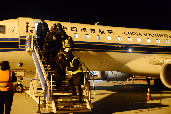 搀扶旅客下机.jpg 搀扶旅客下机.jpg