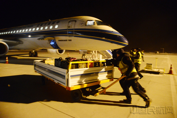 拖运行李.jpg 拖运行李.jpg