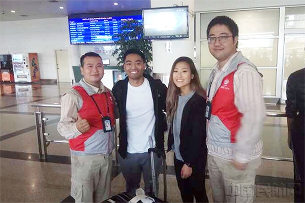 元翔厦门空港志愿者崇凌志、何武金与失主合影留念_副本.jpg 元翔厦门空港志愿者崇凌志、何武金与失主合影留念_副本.jpg