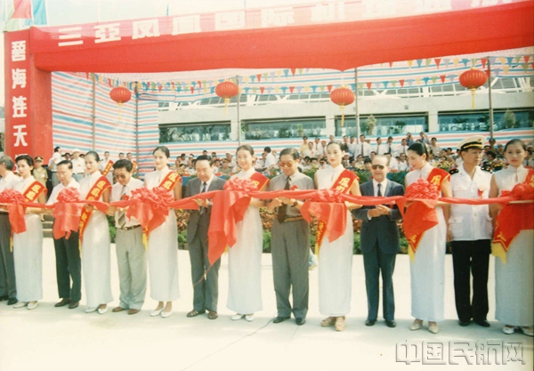 配图:三亚机场举办通航庆典剪彩仪式_副本.jpg 配图:三亚机场举办通航庆典剪彩仪式_副本.jpg