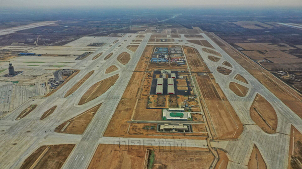半岛综合体育北京大兴国际机场跑道道面全面贯通(视频图)(图1)