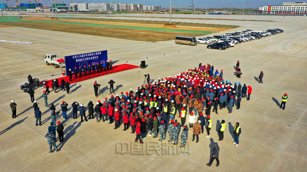 半岛综合体育北京大兴国际机场跑道道面全面贯通(视频图)(图2)