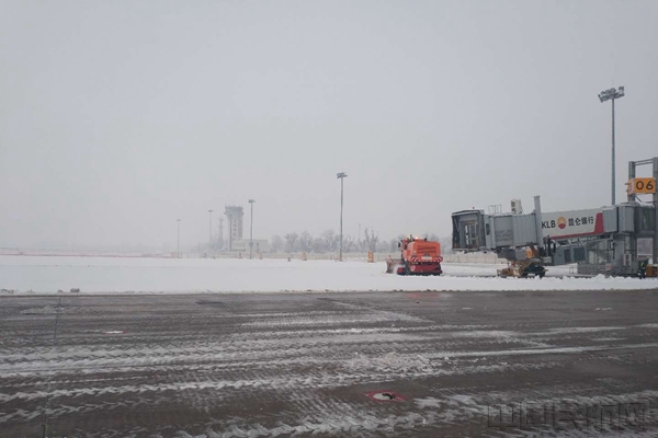 伊宁机场机坪清雪_副本.jpg