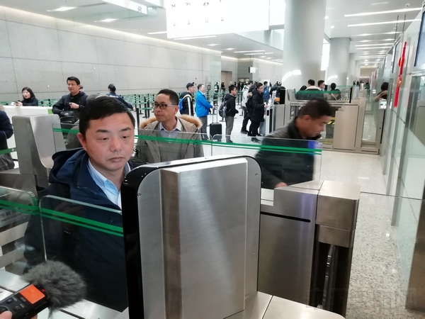 虹桥机场自助安检通道.jpg 虹桥机场自助安检通道.jpg