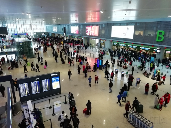 机场客流上升,现场有序平稳.jpg 机场客流上升,现场有序平稳.jpg