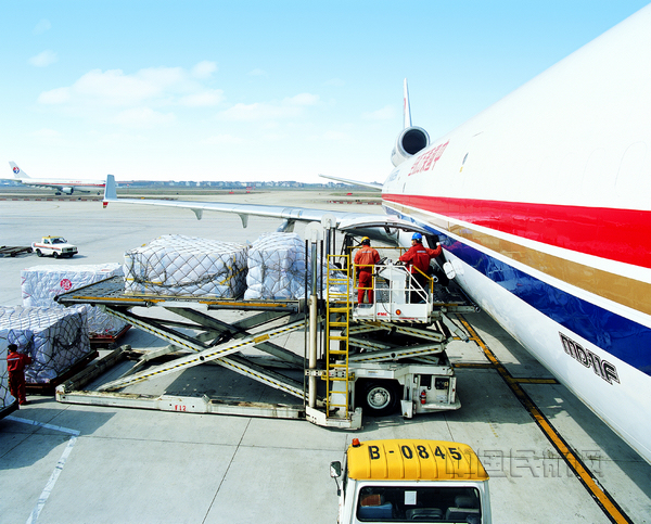 nEO_IMG_中货航货机在浦东机场装卸.jpg