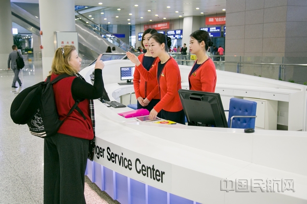 浦东机场2号航站楼到达问讯柜台回答旅客咨询-王跃进摄