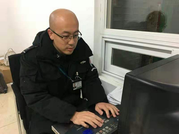 刘诗楠在认真过检货物.jpg