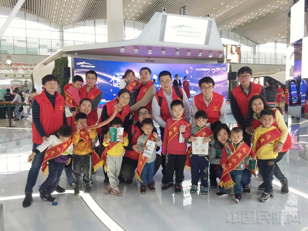 民航中南局团委组织“志愿小天使“派发宣传资料 (3).jpg 民航中南局团委组织“志愿小天使“派发宣传资料 (3).jpg