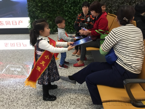 民航中南局团委组织“志愿小天使“派发宣传资料 (2).jpg 民航中南局团委组织“志愿小天使“派发宣传资料 (2).jpg