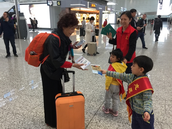 民航中南局团委组织“志愿小天使“派发宣传资料.jpg 民航中南局团委组织“志愿小天使“派发宣传资料.jpg