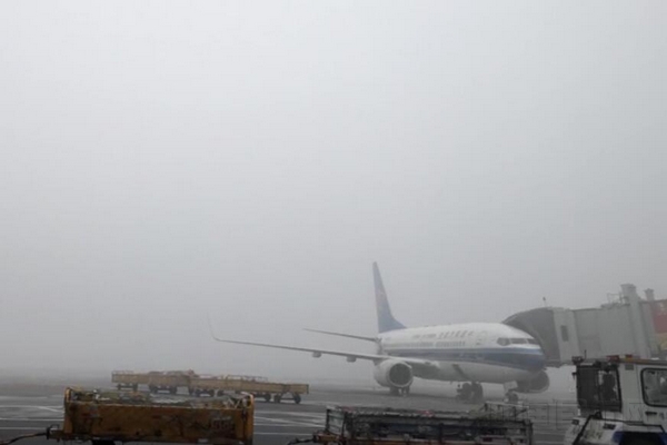 乌鲁木齐国际机场大雾启动低能见度运行，机场安检增开通道.jpg