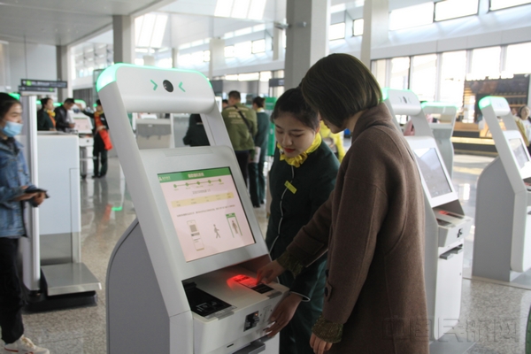 在虹桥T1搭乘国内航班的旅客自助办理登机-通讯员韩菁摄.jpg