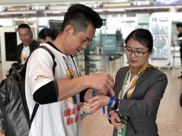 系上象征关爱的蓝丝带.jpg 系上象征关爱的蓝丝带.jpg