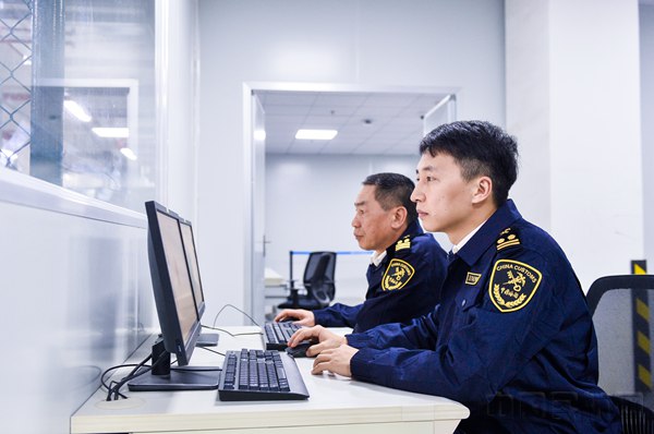 海关监管人员通过电脑能实时查看通关货物情况_副本.jpg