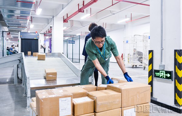 装卸人员正在将首单出口货物搬运到出口查验线上_副本.jpg