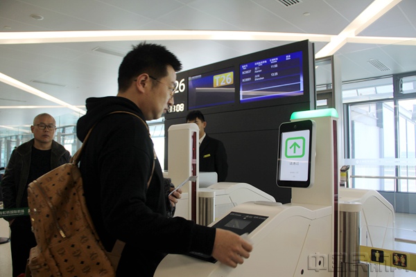 旅客在虹桥T1自助登机-通讯员韩菁摄_副本.jpg