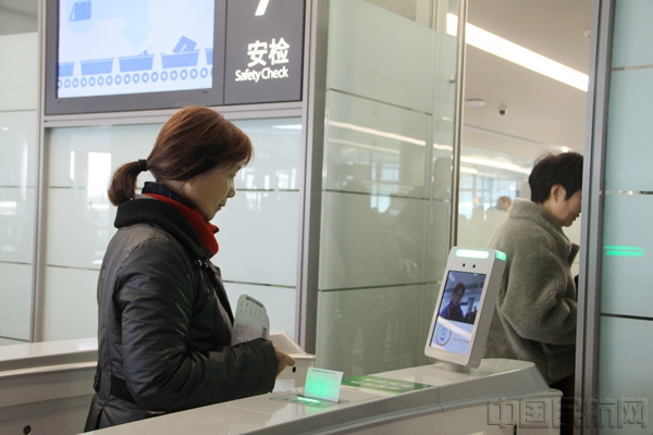 旅客在虹桥T1自助通过安检-通讯员韩菁摄_副本.jpg