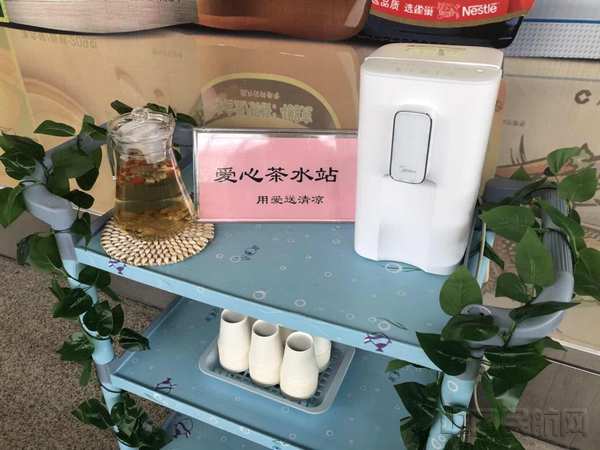 配图:特殊旅客服务接待区的爱心茶水站.jpg 配图:特殊旅客服务接待区的爱心茶水站.jpg
