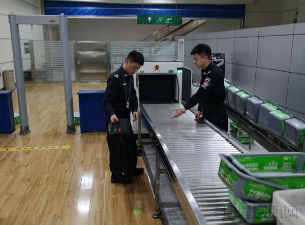 伊宁机场安检站培训教员现场指导.jpg 伊宁机场安检站培训教员现场指导.jpg