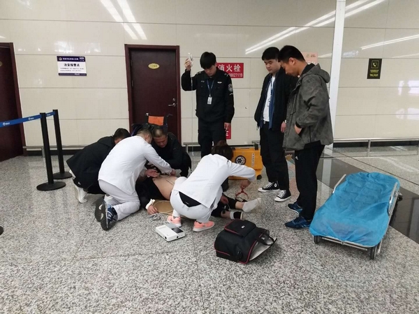 警消队员及时救助晕倒旅客 (2).jpg 警消队员及时救助晕倒旅客 (2).jpg