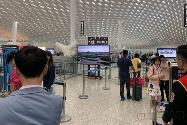 旅客在航站楼可体验 “5G+4K”直播跑道飞机起降_副本.jpg