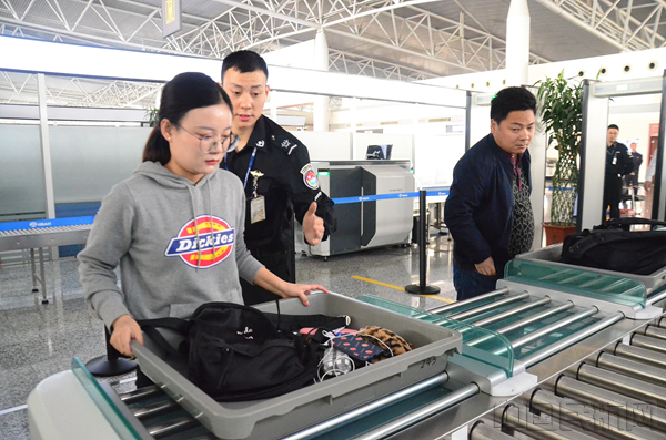 安检员对旅客过检进行引导_副本.jpg 安检员对旅客过检进行引导_副本.jpg