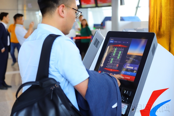 乘坐东上航国内航班的旅客在浦东机场T1自助办理手续.jpg 乘坐东上航国内航班的旅客在浦东机场T1自助办理手续.jpg