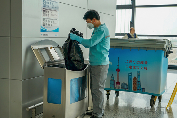对垃圾进行分类收集-通讯员俞洋摄.jpg