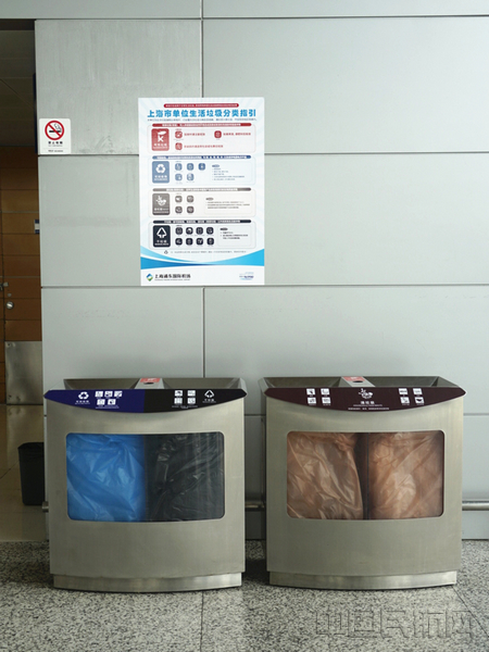 浦东机场设置的分类垃圾投放容器-通讯员俞洋摄.jpg