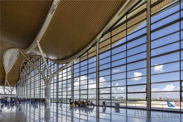 浦东机场t2航站楼大面积落地窗实现自然采光.jpg