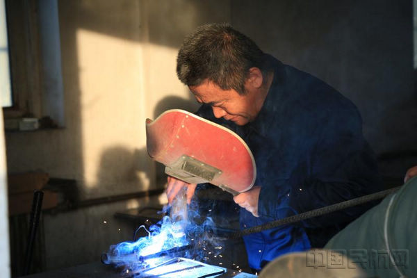 将废旧钢筋变废为宝,刘杰自己制作手柄式阀门扳手