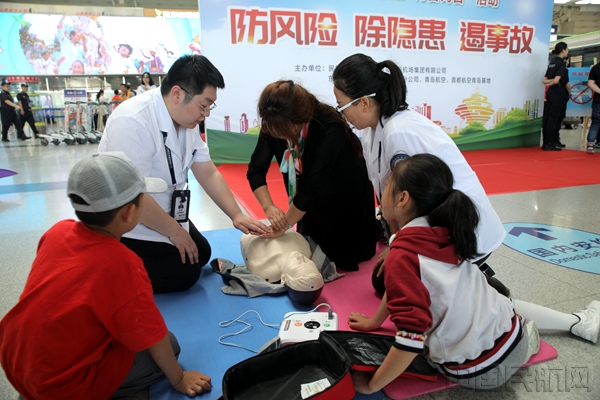 工作人员邀请旅客学习心肺复苏急救技能_副本.jpg