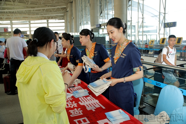 工作人员与旅客进行安全小知识问答互动_副本.jpg