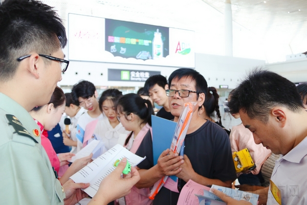旅客现场咨询安全知识-厦门空港供图.jpg 旅客现场咨询安全知识-厦门空港供图.jpg