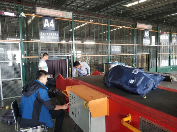 南京禄口国际机场开辟货运绿色通道2.jpg 南京禄口国际机场开辟货运绿色通道2.jpg