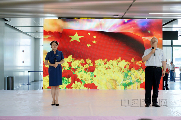 nEO_IMG_乌鲁木齐国际机场举行“不忘初心、牢记使命”主题教育文艺汇演DSC04446.jpg