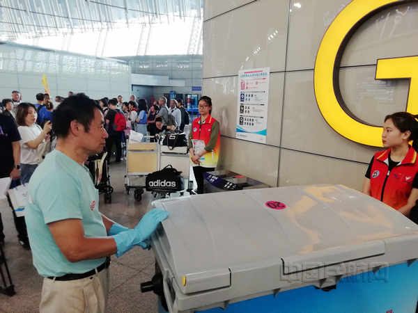 nEO_IMG_浦东机场邀请大学生志愿者为旅客说明垃圾分类知识-钱擘摄.jpg