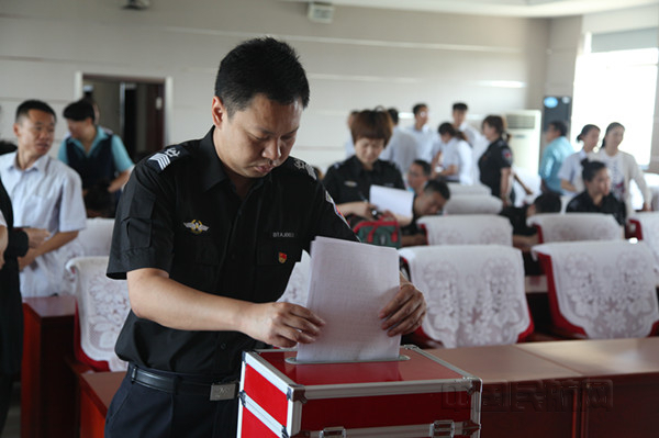 nEO_IMG_图:测评人员将民主测评表放入投票箱 摄影:许多梅.jpg nEO_IMG_图:测评人员将民主测评表放入投票箱 摄影:许多梅.jpg