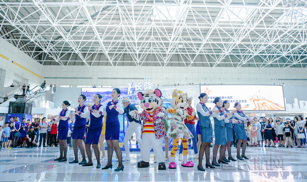 nEO_IMG_珠海长隆海洋王国“网红”与珠海机场员工同台表演。.jpg nEO_IMG_珠海长隆海洋王国“网红”与珠海机场员工同台表演。.jpg