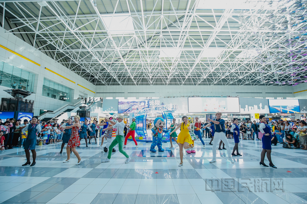 nEO_IMG_珠海机场员工与珠海长隆海洋王国演职人员在表演快闪。.jpg nEO_IMG_珠海机场员工与珠海长隆海洋王国演职人员在表演快闪。.jpg