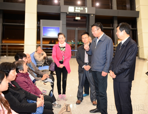 市政府主要领导与旅客交谈.jpg 市政府主要领导与旅客交谈.jpg
