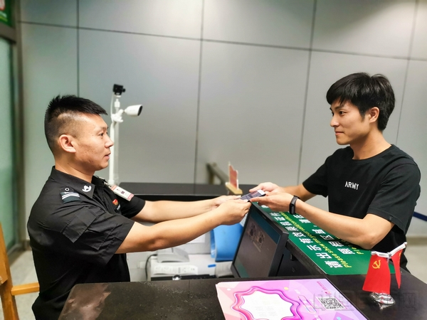 旅客凭电子二维码登机牌完成安检信息查验1.jpg 旅客凭电子二维码登机牌完成安检信息查验1.jpg
